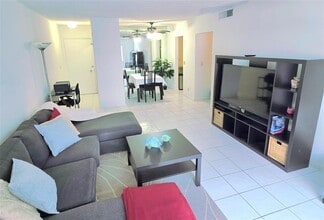 2230 NE 56th Pl, Unit 208 in Fort Lauderdale, FL - Foto de edificio - Building Photo