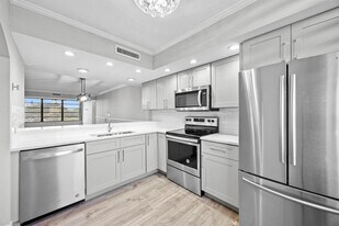 3716 Whitehall Dr, Unit 405 in West Palm Beach, FL - Building Photo