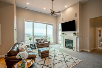 678 Scenic Hills Dr in North Salt Lake, UT - Building Photo - Building Photo