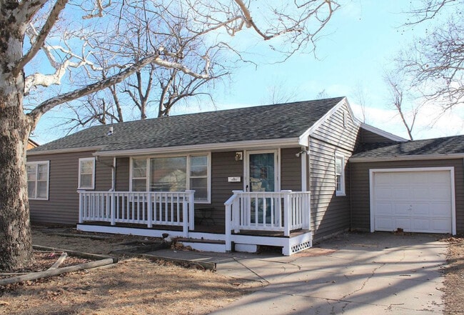 725 W 22nd Ave in Hutchinson, KS - Building Photo - Building Photo
