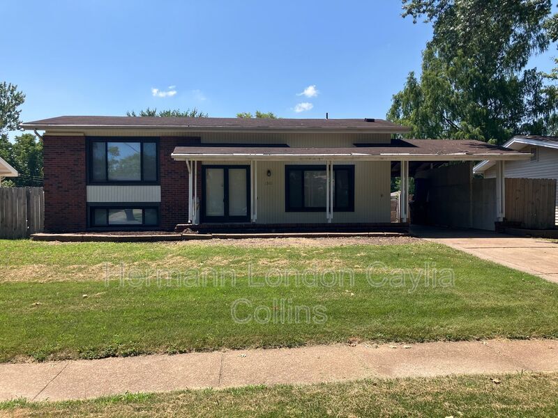 1310 Leisure Dr in Florissant, MO - Building Photo