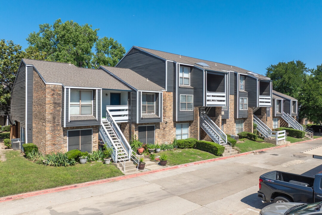 Preston Racquet Club Apartments in Dallas, TX - Building Photo