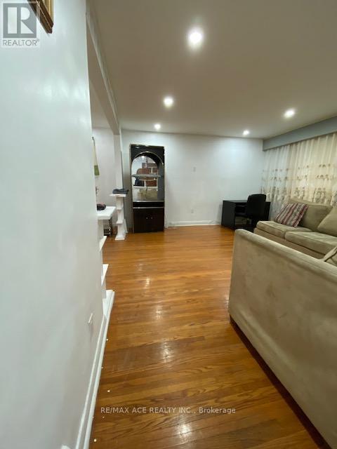 34 Crocus Dr in Toronto, ON - Building Photo - Building Photo