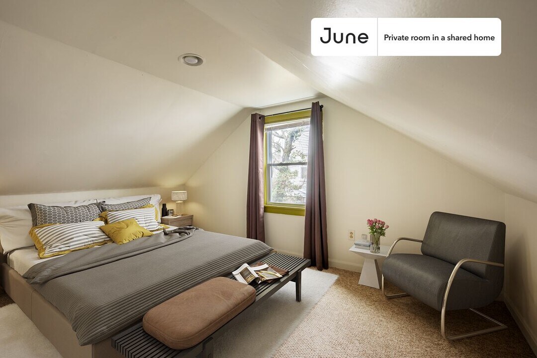 Private bedroom in 5 bed/2 bath Home in Boston, MA - Building Photo