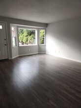 1331 Flower St in Medford, OR - Building Photo - Building Photo