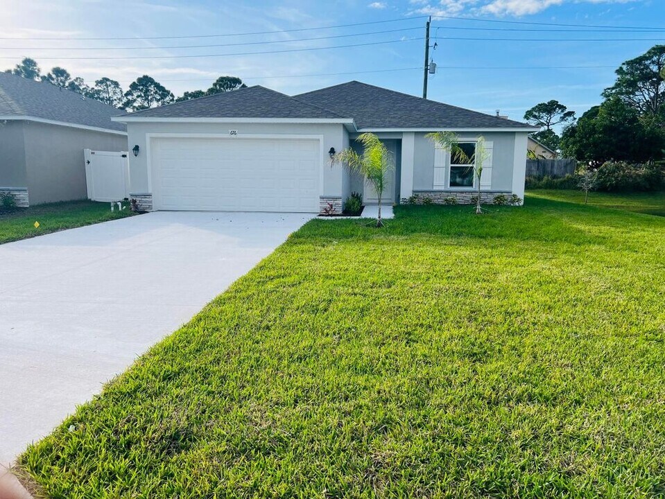 676 Alminar Ave SE in Palm Bay, FL - Building Photo