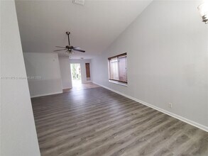 1070 Golden Cane Dr in Weston, FL - Building Photo - Building Photo