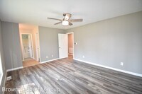 867 Fredonia Dr photo'