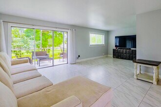 725 Lori Dr in Palm Springs, FL - Building Photo - Building Photo