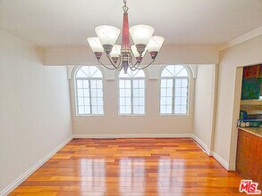 205 N New Hampshire Ave in Los Angeles, CA - Building Photo - Building Photo