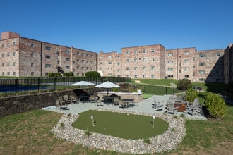 Ridge Carlton Apartments in Philadelphia, PA - Foto de edificio - Building Photo