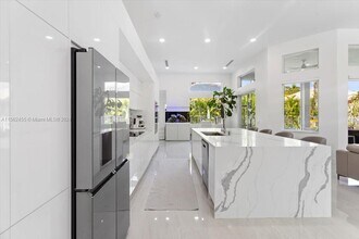 3847 Crestwood Cir in Weston, FL - Building Photo - Building Photo