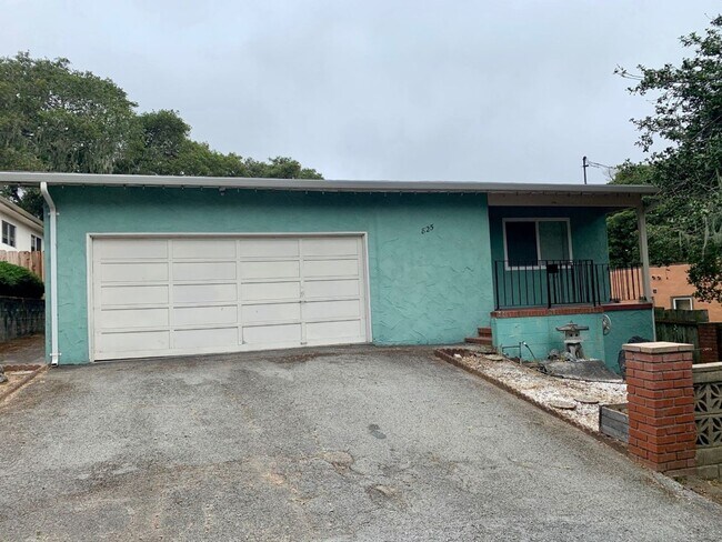 825 Terry St in Monterey, CA - Foto de edificio - Building Photo