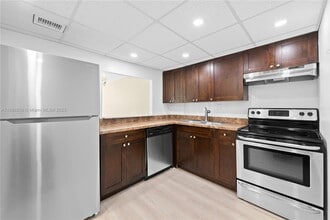 16740 NE 9th Ave in North Miami Beach, FL - Building Photo - Building Photo