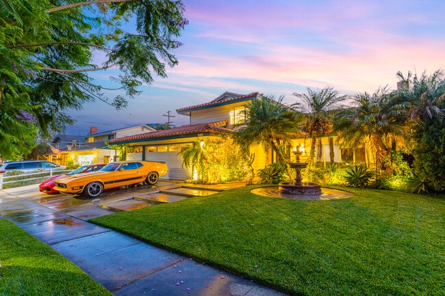 2718 N Wright St in Santa Ana, CA - Foto de edificio - Building Photo