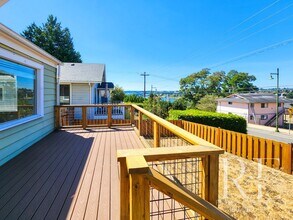 1612 Wheaton Wy in Bremerton, WA - Building Photo - Building Photo