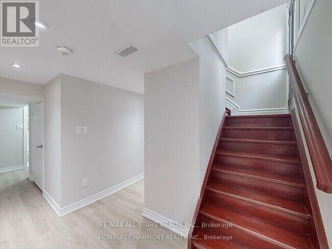 896 Kennedy Rd in Toronto, ON - Building Photo - Building Photo