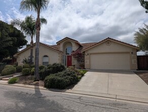 520 Bobbys Ln in Hollister, CA - Foto de edificio - Building Photo