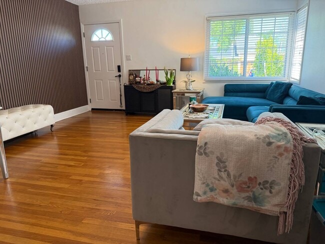 5903 Texhoma Ave in Encino, CA - Foto de edificio - Building Photo