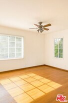 4062 S Muirfield Rd in Los Angeles, CA - Building Photo