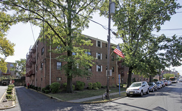 Palisades Court and Manor Apartments in Palisades Park, NJ - Building Photo - Building Photo