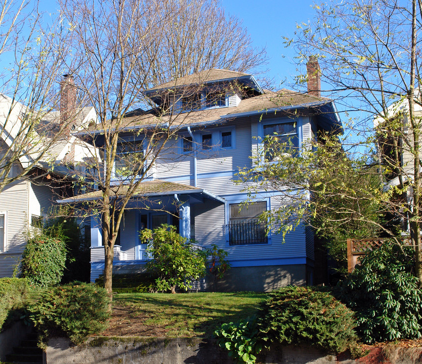 5020 15th Ave NE in Seattle, WA - Building Photo