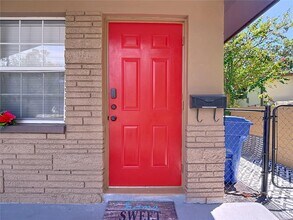 137 Southeast Jefferson Cir N in St. Petersburg, FL - Building Photo - Building Photo