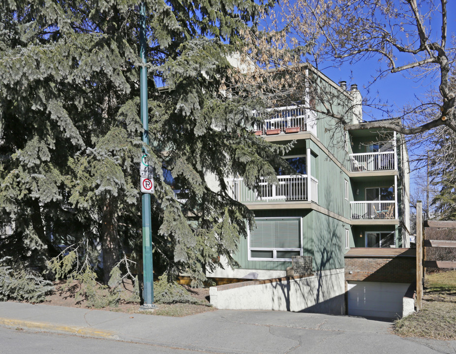 3402 Parkdale Blvd NW in Calgary, AB - Building Photo