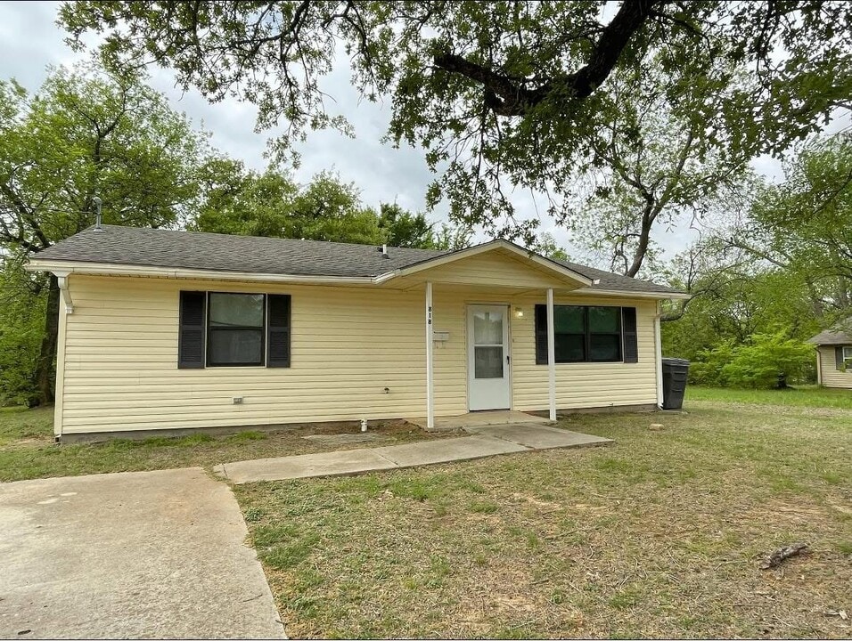 818 Roff St in Ardmore, OK - Building Photo