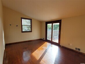 28 Longhorn Ln in East Setauket, NY - Building Photo - Building Photo