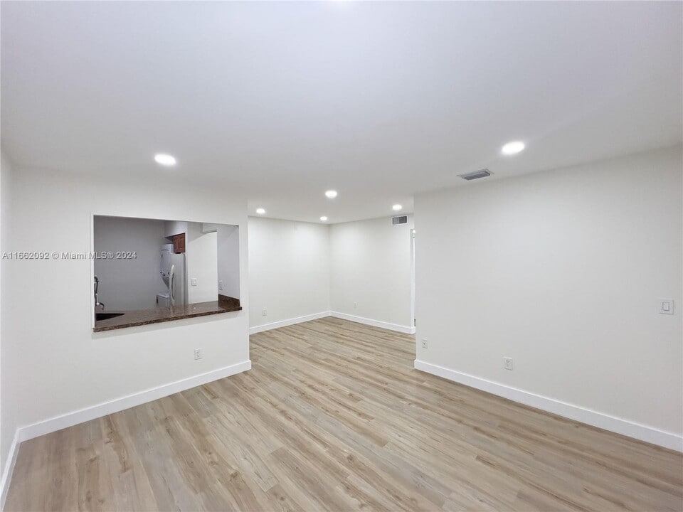 2655 W 67th Pl-Unit -21-13 in Hialeah, FL - Building Photo