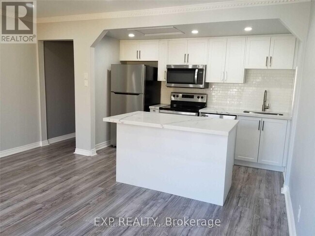 33 Mitchell Ave in Toronto, ON - Building Photo - Building Photo