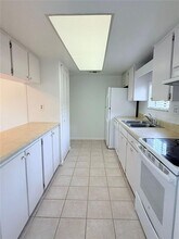 8608 Lake Isle Dr in Temple Terrace, FL - Building Photo - Building Photo