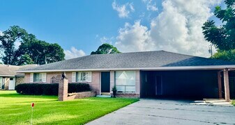 211 N William Dr in Lafayette, LA - Building Photo