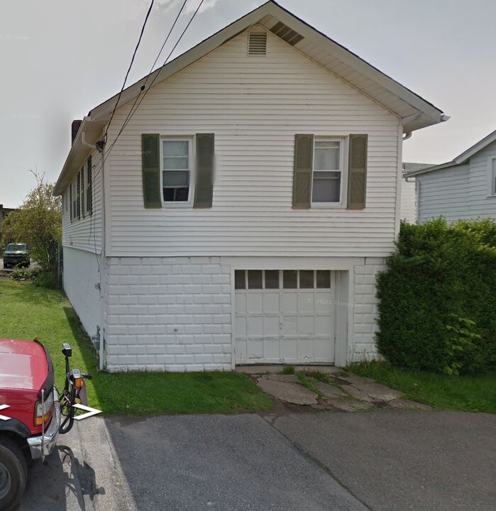 605 Moore St in Bridgeville, PA - Building Photo