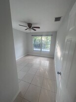 2147 Washington Ave in Naples, FL - Building Photo