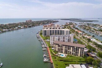 650 Island Way in Clearwater, FL - Building Photo - Building Photo