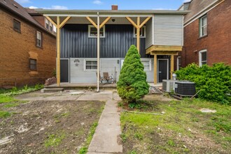 75 Sycamore St, Unit 2 in Natrona Heights, PA - Building Photo - Building Photo