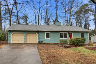 4357 Marjorie Road Southwest in Snellville, GA - Foto de edificio - Building Photo