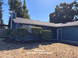 412 49th State Loop in Springfield, OR - Building Photo