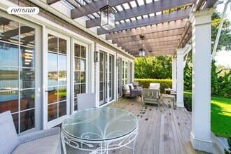 13 Norton Pl in Southampton, NY - Building Photo - Building Photo