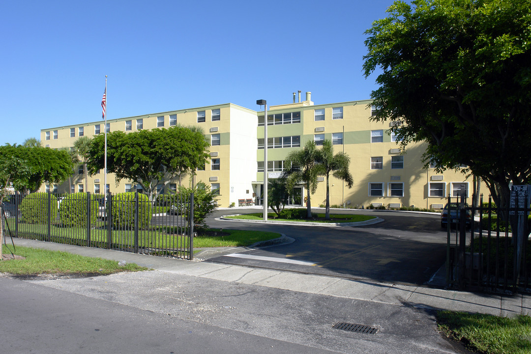 Puerta Del Sol in Hialeah, FL - Foto de edificio