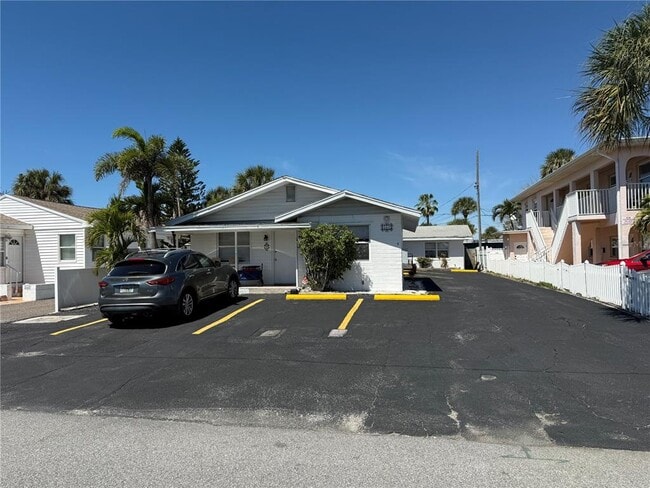 551 73rd Ave in St Pete Beach, FL - Foto de edificio - Building Photo