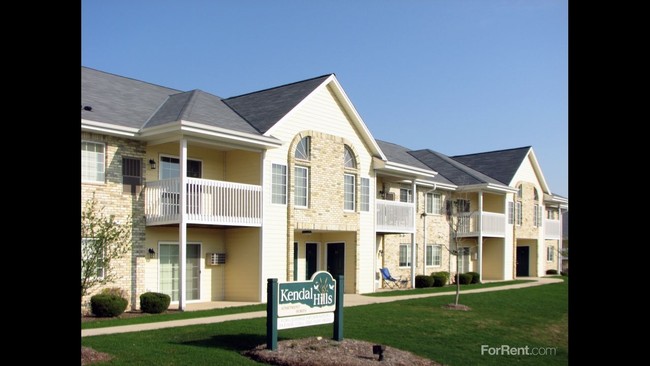 Kendal Hills in Waukesha, WI - Foto de edificio - Building Photo