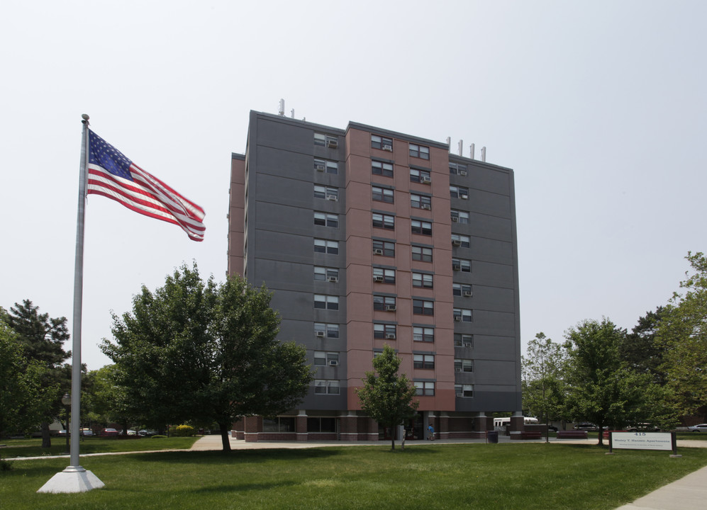 Wesley T. Hansen Apartments in Perth Amboy, NJ - Foto de edificio