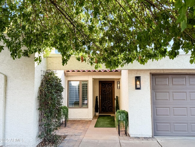 property at 8165 E Del Caverna Dr