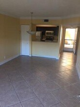 1040 Lake Shore Dr in West Palm Beach, FL - Building Photo - Building Photo