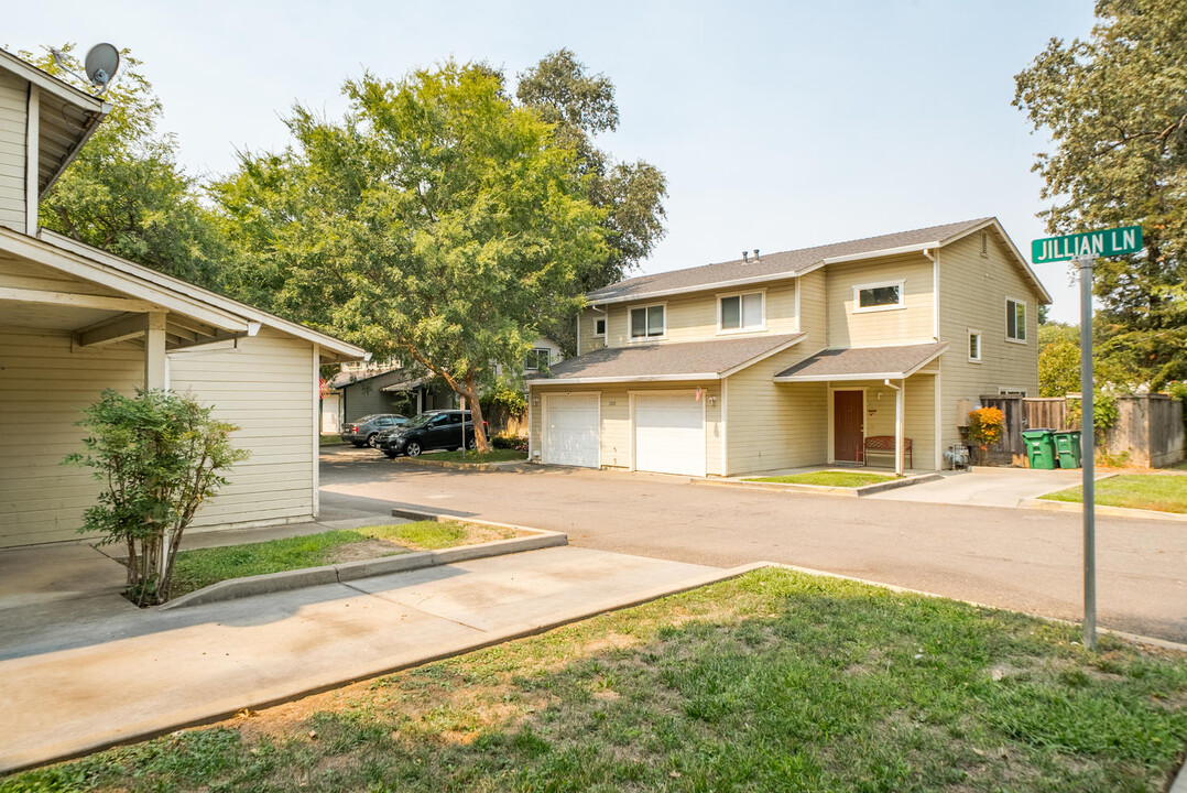 10 Jillian Ln in Chico, CA - Building Photo