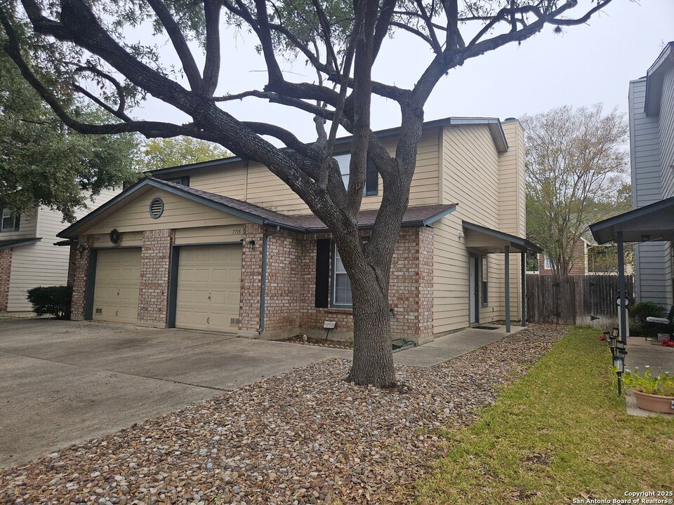 7715 Rustic Park in San Antonio, TX - Building Photo
