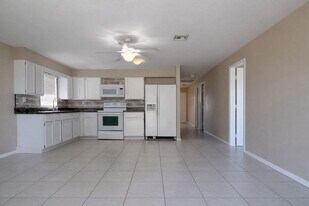 105-107 SE 2nd Ave in Cape Coral, FL - Building Photo
